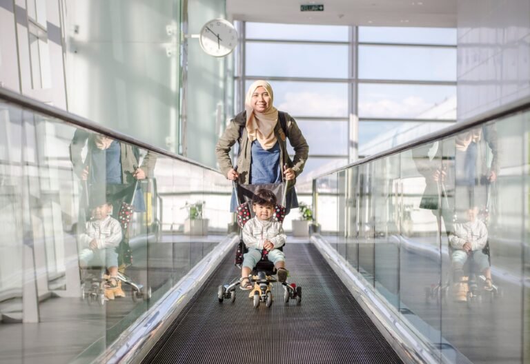 do airports have strollers